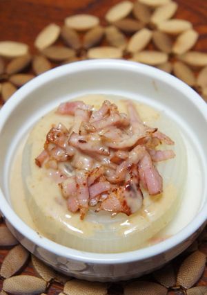 まるごと新玉ねぎとベーコンの温サラダ-レシピのメイン写真