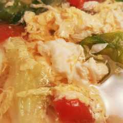 รูปของ レタスと卵ミニトマトのスープ