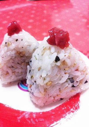梅干しとおかかふりかけ&天かすのおにぎり-レシピのメイン写真