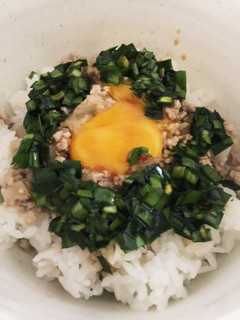 食欲そそるピリ辛ニラだれ丼-レシピのメイン写真