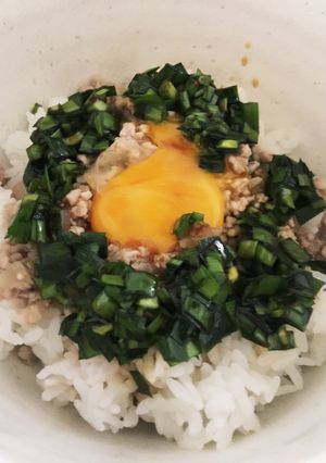 食欲そそるピリ辛ニラだれ丼-レシピのメイン写真