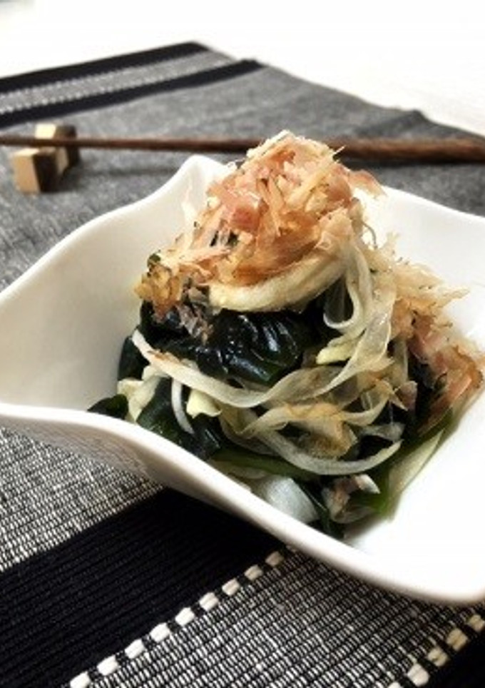 簡単☆新玉葱とワカメの麺つゆ和え-レシピのメイン写真