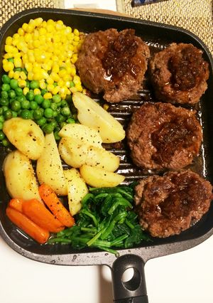ソースが決め手！牛肉100%ハンバーグ-レシピのメイン写真