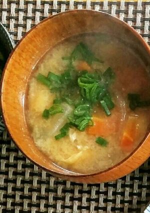 いつものお味噌汁(玉ねぎ・人参・油揚げ)-レシピのメイン写真