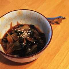 รูปของ 新玉ねぎとわかめの梅醤油
