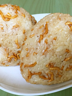 ☆ごま油香るベビスタ焼そばチーズおにぎり-レシピのメイン写真