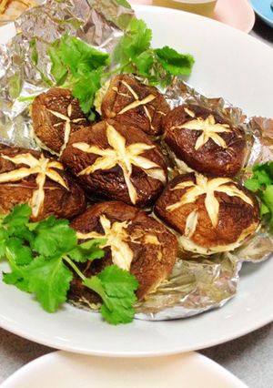 椎茸の陣笠焼き♡木耳，香菜，鶏肉入り♪-レシピのメイン写真
