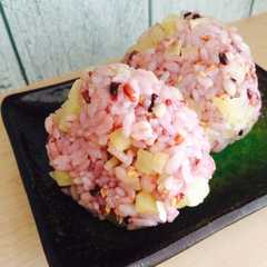 รูปของ 超〜簡単‼︎沢庵入り雑穀米おにぎり♡