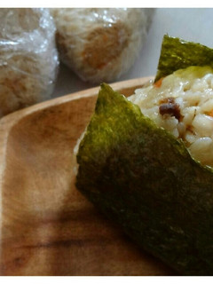 シンプル釜めしの素で押し麦入りおにぎり-レシピのメイン写真