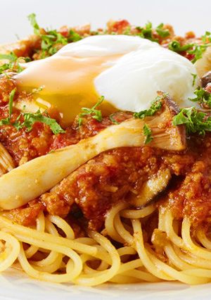 きのこと半熟卵のピリ辛ミート生スパゲティ-レシピのメイン写真