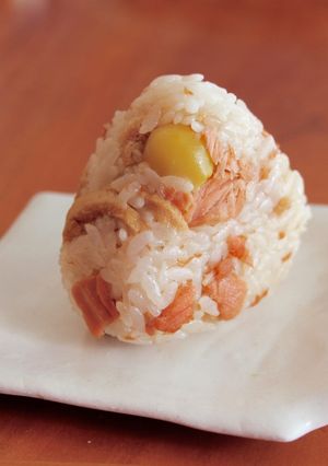 鮭と銀杏で、秋色おにぎり-レシピのメイン写真