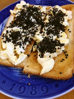ごま消費★黒ごま香る卵サラダトースト-レシピのメイン写真