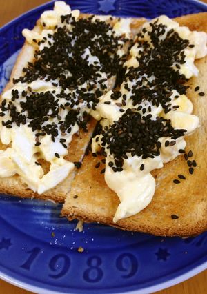 ごま消費★黒ごま香る卵サラダトースト-レシピのメイン写真