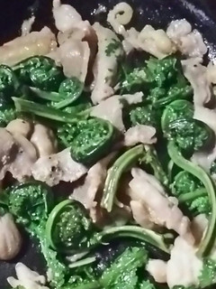 失楽園鍋の残り材料とコゴミの炒めもの-レシピのメイン写真
