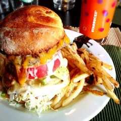 รูปของ ジューシーハンバーグの絶品チーズバーガー