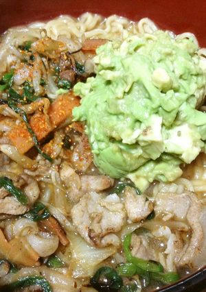 インスタントラーメン・アボガドトッピング-レシピのメイン写真