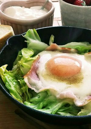 スキレットで！簡単キャベツの巣ごもり卵-レシピのメイン写真