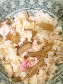 ふきと鶏肉の炊き込みごはん 桜の花のせ-レシピのメイン写真
