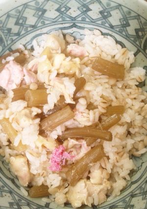 ふきと鶏肉の炊き込みごはん　桜の花のせ-レシピのメイン写真