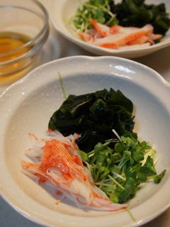 生わかめ・カニカマ・貝割れの三杯酢和え-レシピのメイン写真