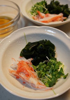 生わかめ・カニカマ・貝割れの三杯酢和え-レシピのメイン写真
