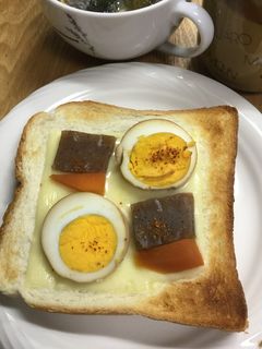 卵と蒟蒻の甘辛煮をのせたチーズトースト-レシピのメイン写真