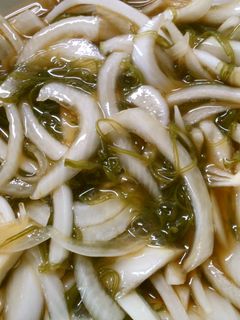 簡単!朝食に新玉ねぎとめかぶのポン酢和え-レシピのメイン写真