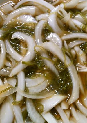 簡単！朝食に新玉ねぎとめかぶのポン酢和え-レシピのメイン写真