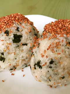 ☆ごま油香る わかめと梅ごまおにぎり-レシピのメイン写真