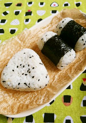 冷めても美味しい☆ごま塩オイルおにぎり。-レシピのメイン写真