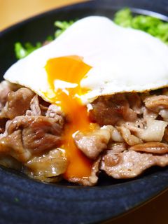 豚こまガリバタ照り焼き☆半熟目玉焼きのせ-レシピのメイン写真
