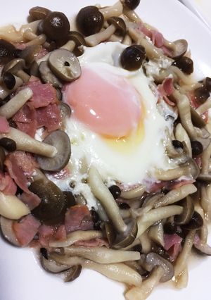 とっても簡単！しめじベーコン〜目玉焼き入-レシピのメイン写真