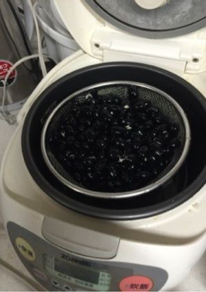 メチャ簡単、栄養タップリ炊飯器で蒸し黒豆-レシピのメイン写真