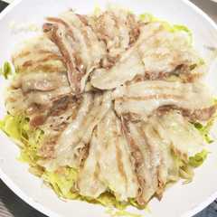 รูปของ 失敗無し！キャベツと豚バラの蒸し焼き♡