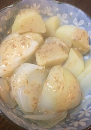 じゃがいもと新玉ねぎの深煎りゴマドレ和え-レシピのメイン写真