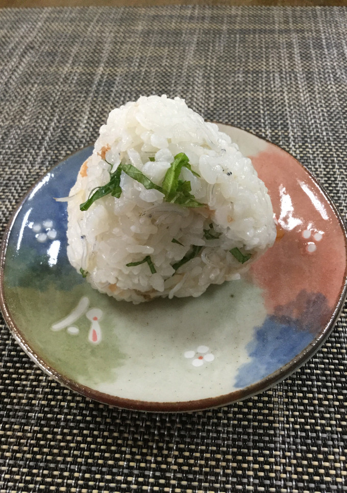 ちりめんと梅しそのおにぎり♡-レシピのメイン写真