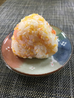 鮭と炒り卵のおにぎり♡-レシピのメイン写真