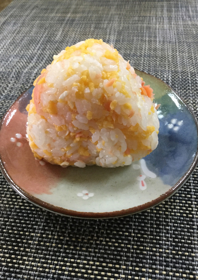 鮭と炒り卵のおにぎり♡-レシピのメイン写真