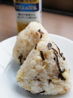 塩昆布・天かす・チーズのオイルおにぎり-レシピのメイン写真