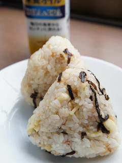 塩昆布・天かす・チーズのオイルおにぎり-レシピのメイン写真