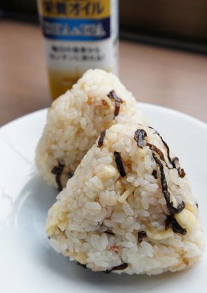 塩昆布・天かす・チーズのオイルおにぎり-レシピのメイン写真
