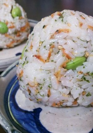 ふっくら!あみえびと枝豆のマヨおにぎり-レシピのメイン写真
