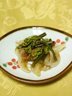 わらびと新たまねぎのレンジ蒸し-レシピのメイン写真