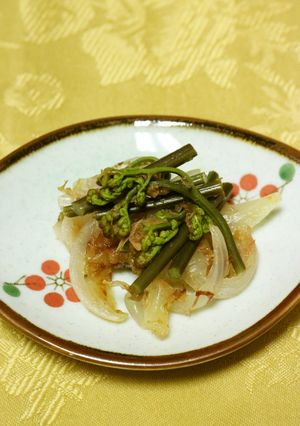 わらびと新たまねぎのレンジ蒸し-レシピのメイン写真