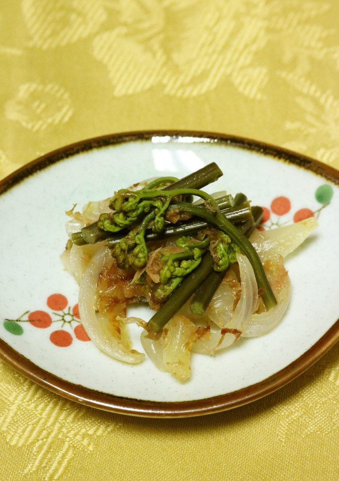 わらびと新たまねぎのレンジ蒸し-レシピのメイン写真