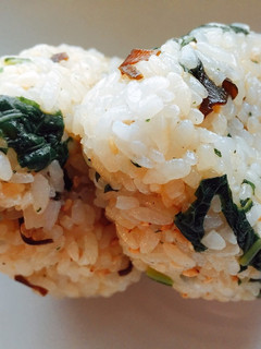 ふきの葉と塩昆布のおにぎり-レシピのメイン写真