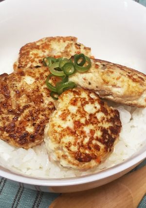 簡単晩ごはん♡ふわふわ豆腐ハンバーグ丼-レシピのメイン写真
