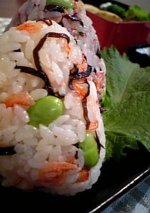 塩昆布と桜えびで枝豆。のおにぎり-レシピのメイン写真