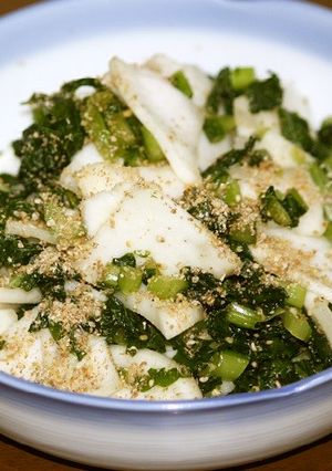 蕪の糠漬けにえごまパウダーを掛ける-レシピのメイン写真