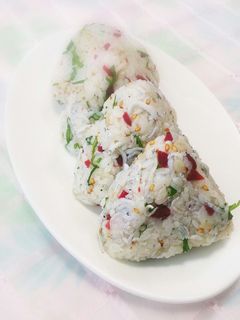 カリカリ梅としらす大葉のおにぎり-レシピのメイン写真